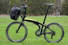 Estamos hablando de dos marcas de bicis plegables con mucho nombre e innovación a sus espaldas. Carrying Luggage On A Folding Bike Brompton Tern Dahon Folding Bike Bike Dahon