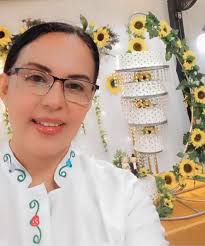 FLORES Y FOLLAJE, TUS MEJORES ALIADOS! 🌿🌹🎋🌸 😍🤩 Nos encanta  inspirarlos con los trabajos de nuestros clientes, este martes les  presentamos trabajos muy florales, nuestros clientes complementaron su base  con flores naturales