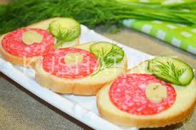 как приготовить закуску из баклажан что продают на рынке Buterbrody S Kolbasoj Salyami I Ogurcami Poshagovyj Recept Idei Dlya Blyud Zakuski Buterbrody