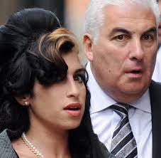 Amy jade winehouse ist tot, diese meldung geht zur zeit um die welt. Alkoholvergiftung Amy Winehouse Starb Mit 4 16 Promille Welt