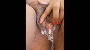 Grosse chatte poilue gluante et crémeuse