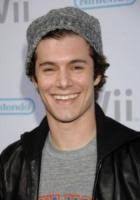 Adam Brody adora le console