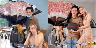 Ini bacaan doa untuk mayit perempuan dalam shalat jenazah panjang pendek sesuai sunnah orang meninggal bahasa arab latin lengkap dan artinya. Dua Tahun Pacaran Cewek Ini Ultah Dihadiahi Buket Duit Rp10 Juta Mobil Dan Hp Merdeka Com