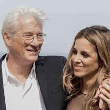 Richard Gere revoluciona Madrid en el estreno de su última película  acompañado por su novia