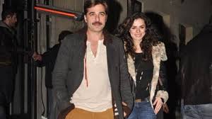 Engin altan düzyatan'ın neslişah alkoçlar'la evlendiği gece eski nişanlısı özge özpirinçci'ye twitter'da alaycı destek mesajları yağmış, güzel oyuncu trend topic olmuştu. Engin Altan Duzyatan Ozge Ozpirincci Yi Tamamen Sildi Son Dakika Magazin