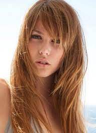 Cheveux Longs Tres Effiles Sur Toute La Longueur Avec Une Frange Asymetrique Piquetee Au Niveau Coiffure Coupe De Cheveux Cheveux Long