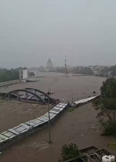 Indrayani River flooding, Alandi, Pune !! Indrayani River is currently at  one of its highest flood levels in recent years after intense rainfall in  the Khandala–Lonavala region. Continued heavy precipitation across the