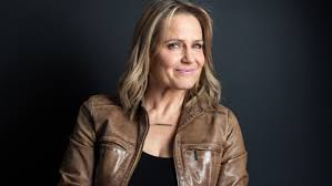 Blaze, geboren in melbourne , australië, raakte als tiener geïnteresseerd in interieurontwerp en behaalde een diploma in design na het voltooien van. Shaynna Blaze To Host New Home Makeover Tv Show Deadline Design