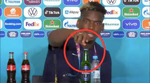 El jugador francés ha retirado una botella de cerveza heineken (as:hein), otro de los patrocinadores oficiales de la eurocopa 2020. J8abthsaozjwim