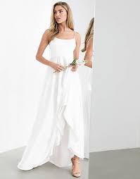 Nicht jede zukünftige braut kann und/oder will ein kleines vermögen für ihr viele bräute wählen ein schlichtes hochzeitskleid und tragen dieses am vorabend der hochzeit, um dann. Asos Edition Rosie Camisole Hochzeitskleid Aus Satin Mit Eckigem Ausschnitt Asos
