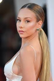 Ester Expósito- Spanish actress from Netflix show Elite (first 2 pics are  of her now and last 2 are of her before) : r/VindictaRateCelebs