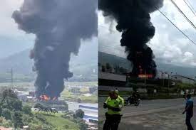 Entre las personas, que compartieron múltiples videos con el incendio en girardota, hubo un pedido en twitter para informar cómo se organizaría la vía que estaba cerca a la fábrica donde se presentaron los. Itfw3i8xif7ejm