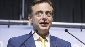 We investigate whether a comic from almost 100 years ago can accurately be called 'the first meme'. Bart De Wever Meme Un Ado De 14 Ans Aurait Vu Que Les E Mails Sur Les F 16 Etaient Faux