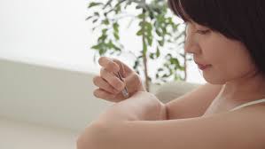 Tweezing is another effective and inexpensive way to remove facial hair. Women Removing Hair With Tweezers Stockvideoklipp Helt Royaltyfria 28837855 Shutterstock