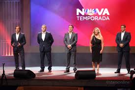 A 7 de janeiro de 2002, a sic estreou às duas por três que teve como primeiros apresentadores júlia pinheiro, henrique mendes e fernanda freitas sendo substituídos depois por outros apresentadores ou por motivos de doença ou porque aceitaram outros desafios profissionais, tendo o programa terminando no final de 2005. Chuva De Estrelas Na Apresentacao Da Nova Temporada Da Sic Stars Online