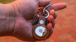 The airtags are small, lightweight stainless steel discs with the apple logo on one side and the ability to personalize the other side with a free engraving. Rqmoos1w0uu9hm