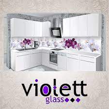 Modern ve sade renkteki mutfak dolapları için tezgâh arasındaki seramikleri. Yunus Balikli Mutfak Tezgah Arasi Dizayn Cam Dekorasyon Violett Glass Kristal Cam Mozaik