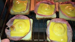 Toast hawaii or hawaiian toast is an open sandwich consisting of a slice of toast with ham and cheese, and a maraschino cherry in the middle of a pineapple slice, broiled, so that the cheese starts to melt. Toast Hawaii Zubereiten Hawaii Toast Rezept Youtube