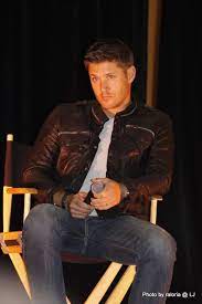 One Of The Sexiest Pics Of Him Ever That Expression That Leather Jacket Jensen Ackles Supernatural Jensen Supernatural Convention