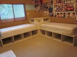 They are perfect for maximizing space and sleeping lots of people without taking up your whole room. Ecke Bett Einheit Schlafzimmer Uberprufen Sie Mehr Unter Http Loungemob Casas Lindas E Simples Moveis De Alvenaria Para Quarto Ideias Para Quartos Pequenos