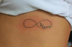 Retrouvez la signification du tatouage infini femme, les endroits du corps les plus tatoués de ce motif, une sélection de 90 tattoos infini ultra féminins. Tatoowierung Fur Mutter