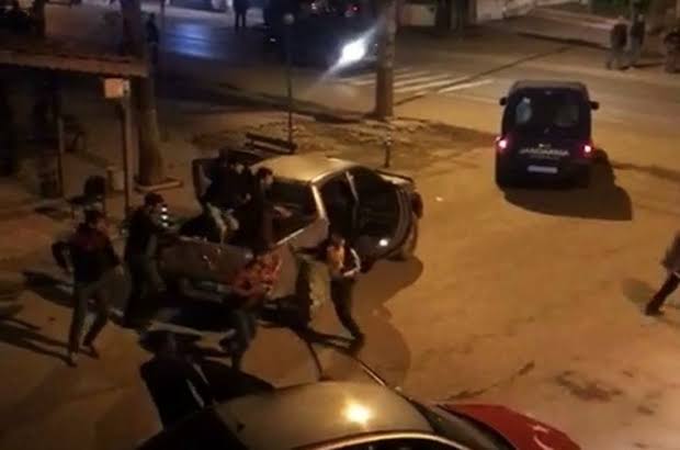 Sakarya'nın Karapürçek ilçesinde çıkan taşlı, sopalı ve silahlı kavga olayı ile alakalı gözaltına alınan toplam 27 şüpheliden 7'si adliyedeki ifadelerinin ardından adli kontrol talebiyle mahkemeye sevk edildi. ile ilgili görsel sonucu"