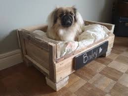 To make dog beds out of pallets. Http Www Blogdocasamento Com Br Vida De Casada Casa E Decoracao Uma Caminha Para Os Nossos Bichinhos Pallet Dog Beds Pallet Diy Old Pallets