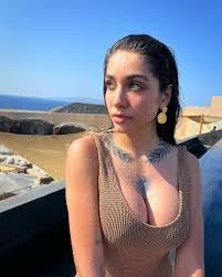 En bikini luxury y enteriza colaless, María Becerra aniquiló el verano  europeo