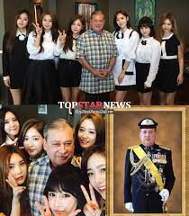 To the right is johor crown prince tunku ismail sultan iskandar carrying the couple's daughter tunku khalsom aminah sofiah in a family photo. Recap T Ara Hold A Successful Performance For Malaysia And The Sultan Of Johor Diadem