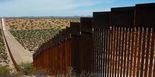 Les coups de menton de trump les font même plutôt sourire. Etats Unis Une Portion Du Mur De Trump S Effondre A Cause Du Vent Le Point