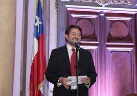 Claudio benjamín orrego larraín (santiago, 20 de diciembre de 1966) es un abogado y político democratacristiano chileno, exministro de estado del presidente ricardo lagos, exalcalde de la comuna de peñalolén y exintendente de la región metropolitana de santiago. Claudio Orrego La Politica En La Sangre