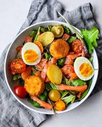 Salade De Saumon Chevre Chaud Et œuf Pour Bien Cloturer Ce Week End Je Reviens Sur Mon Assiette De Ce Midi Avec Une Bonne Salade Food Cobb Salad Salad