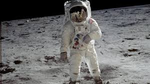 L'homme est allé sur la lune en 1969 avec un ordinateur de bord ayant moins de capacités qu'un smartphone. L Homme Sur La Lune Il Y A 50 Ans Ce Jour La Ils Ont Fichu En L Air Mon Reve Temoigne Une Mayennaise