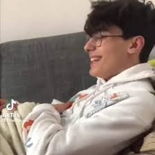 Mattia si è tolto la vita a 15 anni in un parco della provincia di  Cagliari. La sua mamma Emanuela scrive un messaggio che strazia il cuore,  in cui si immerge nel