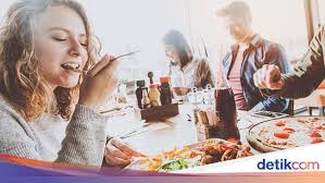Resep greek salad sederhana, makan malam sehat tidak perlu masak. 8 Hal Yang Pantang Dilakukan Saat Sajikan Makanan Untuk Tamu