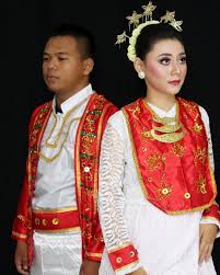 Sebutkan pakaian adat dan asal daerahnya. 5 Pakaian Adat Maluku Paduan Kebaya Dan Kain Khas