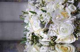 Pin By Thomas Hobbs Florist On Fresh Whites Floral Wreath Floral Decor