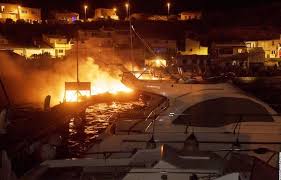 Wählen sie die termine aus, um tickets zu finden. Marseille Un Violent Incendie Dans Le Port Des Goudes