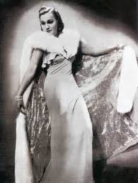 La patrino alternigis kunulojn, por ke en la paso de la unua mondmilito ŝi entute vivtenigu la infanojn. Adina Mandlova Again Fashion Vintage Beauty Gorgeous Women