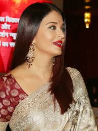 Aishwarya Rai Bachchan Looked Magnificent Metallic Ivory Gold Sabyasachi Saree Sabyasachi Sarees Indian Bridal Outfits Saree
