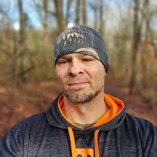 Can a greatsword and heavy shield be used in 1 hand?