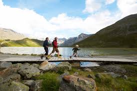 Wanderwege, bergseen, gipfelziele und themenwege. Familienurlaub Sommerferien Mit Kindern Ferienregion Pitztal