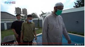 Jadi benar ada kejadian penusukan dari seorang pelaku di tengah kegiatan masyarakat yang bersifat keagamaan dengan mengundang syekh. Intip Villa Mewah Syekh Ali Jaber Yang Bikin Raffi Ahmad Dan Billy Syahputra Kagum Ini Fasilitasnya Banjarmasin Post