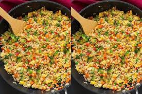 Selain mudah dibuat, nasi goreng buatan sendiri lebih sehat sedangkan bahan yang dibutuhkan adalah nasi, minyak goreng atau mentega, garam, dan kecap. Bikin Nasi Goreng Sayur Ini Yuk Sehat Sekaligus Mengenyangkan