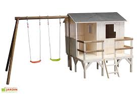 Cabane en bois sur pilotis, mais également cabane dans les arbres ce sont autant de modèles qui viendront dans les semaines qui viennent enrichir un peu plus les modèles de maisonnettes disponibles. Aire De Jeux En Bois Brut Et Autoclave Avec Cabane Et Portique Balancoire Cabane Aire De Jeux Jeux En Bois
