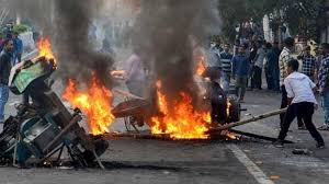 असम में हिंसक विरोध-प्रदर्शन के बीच गुवाहाटी एयरपोर्ट पर फंसे हजारों लोग - assam violent protests guwahati airport stranded thousands of people - AajTak