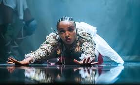Some of fka twigs's most popular songs include 'two weeks,' which was featured in the hightown soundtrack, and 'pendulum,' featured. Fka Twigs Ha Hecho Un Nuevo Disco Junto A El Guincho En Cuarentena Binaural