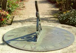 Le cadran solaire est en fait situé au sommet de la colline, dans le coin supérieur droit de la carte, en g9 (au bord du biome du désert lorsque la neige ne recouvre la tête du chien fait bien sûr référence à la grue géante de junk junction. Cadran Solaire Wikipedia