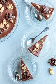In einer seperaten schüssel eigelb und honig mit dem mixer sehr schaumig aufschlagen bis die masse hellgelb ist. Mousse Au Chocolat Torte Mit Crunch