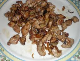 Ponemos aceite en una cazuela y sofreímos bien la cebolla. Mollejas A La Plancha Macrecetas